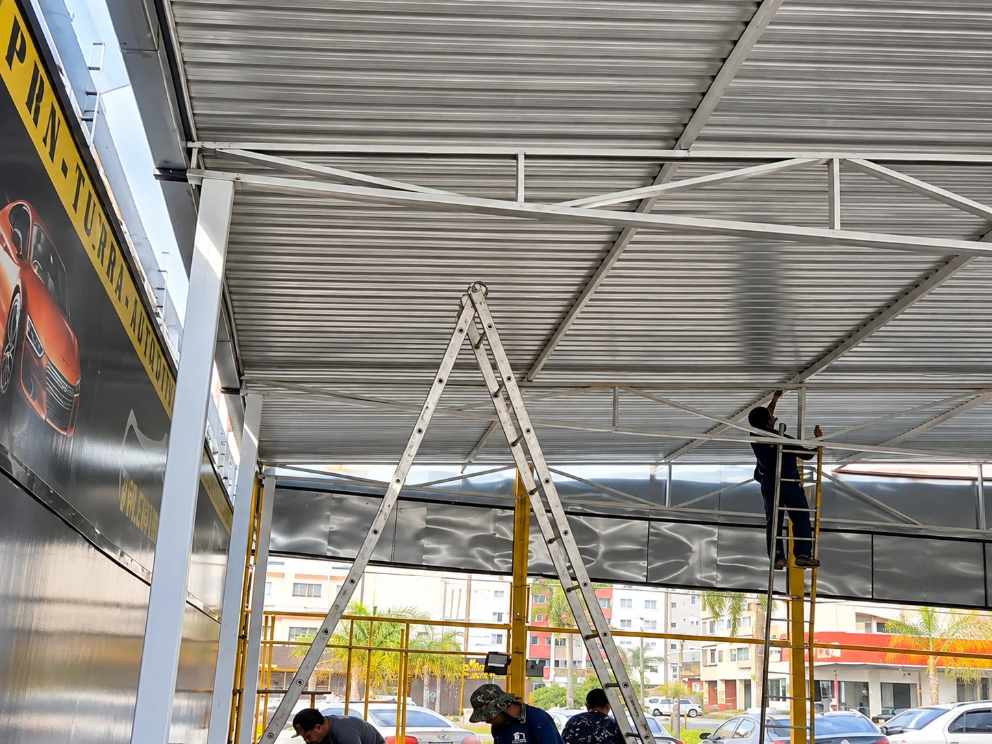 Trabalho em cobertura metálica