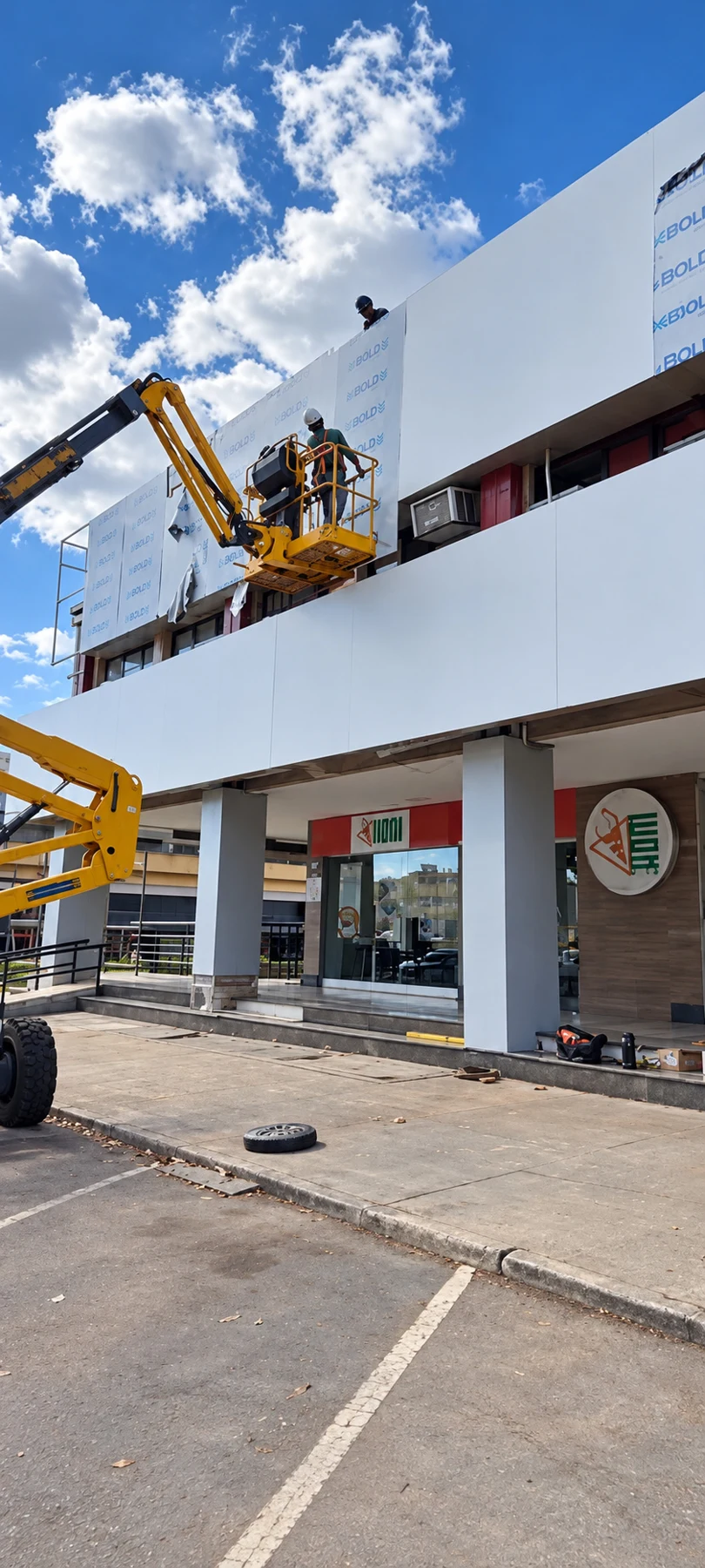 Instalação de revestimento em fachada